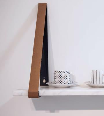 Wall shelf with mugs